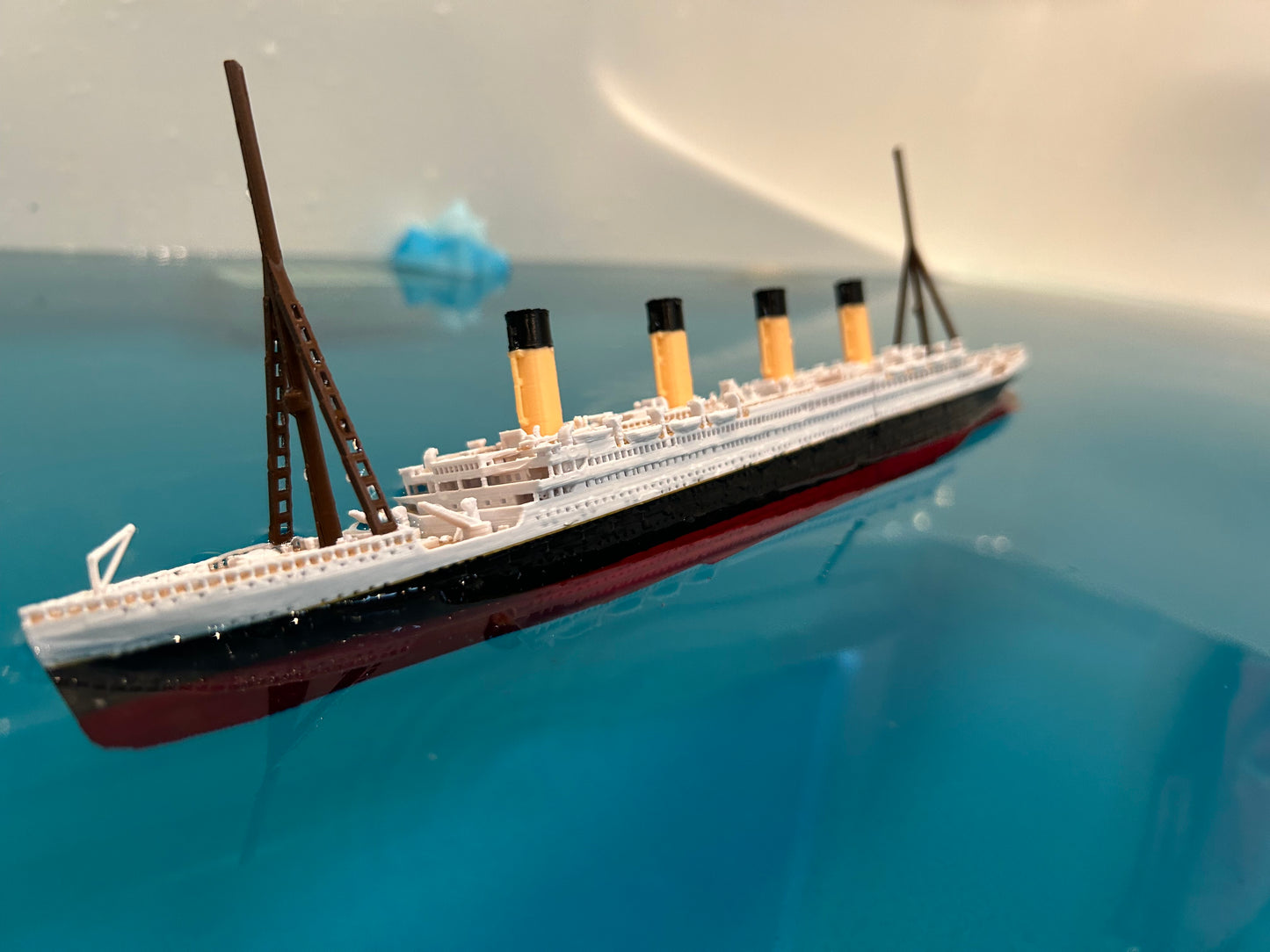 RMS Titanic Submersible Model, Educational Model, FLOATS & SINKS Historically accurate