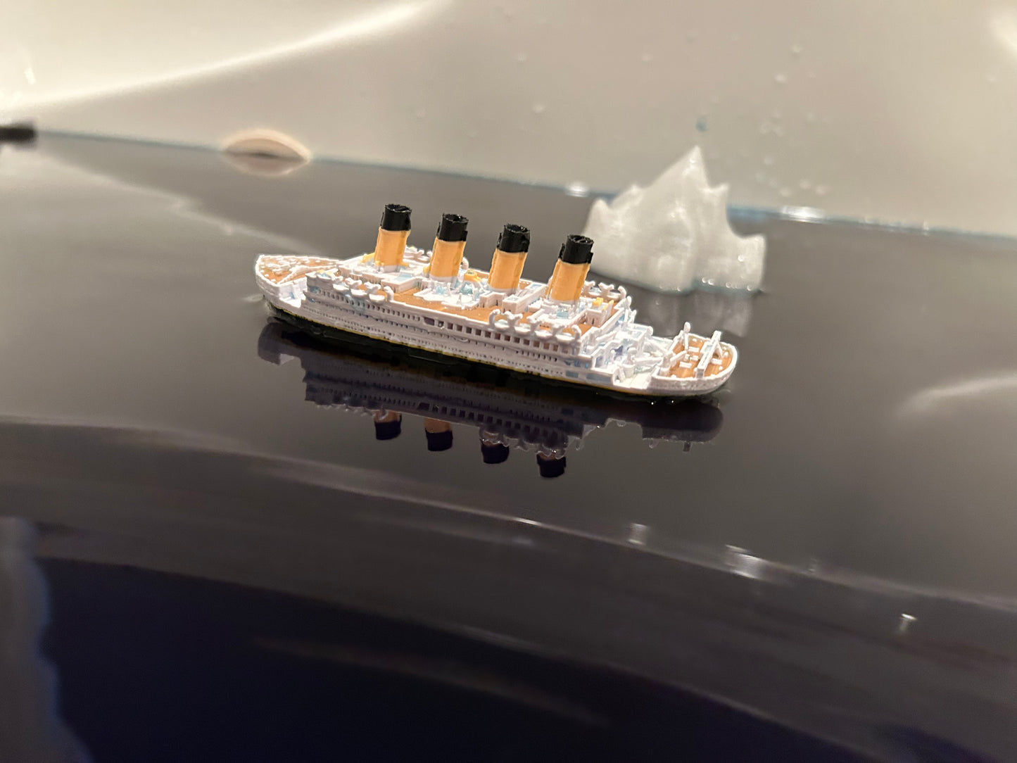 Floating Titanic Model With Iceberg-Bath toy