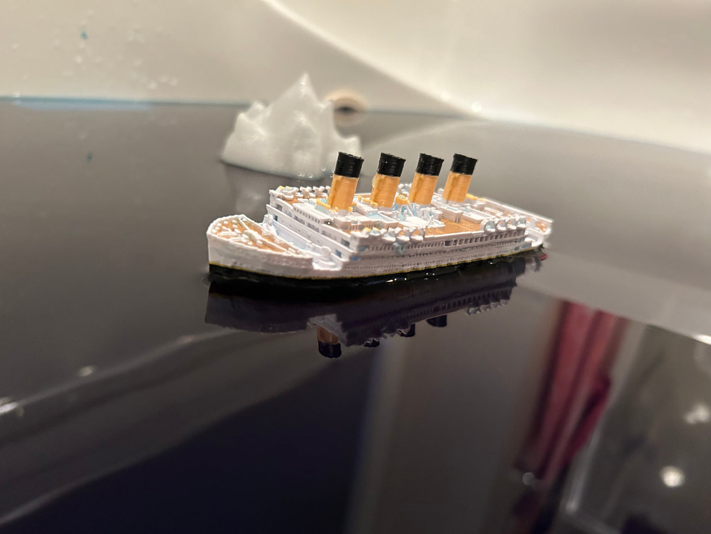 Floating Titanic Model With Iceberg-Bath toy